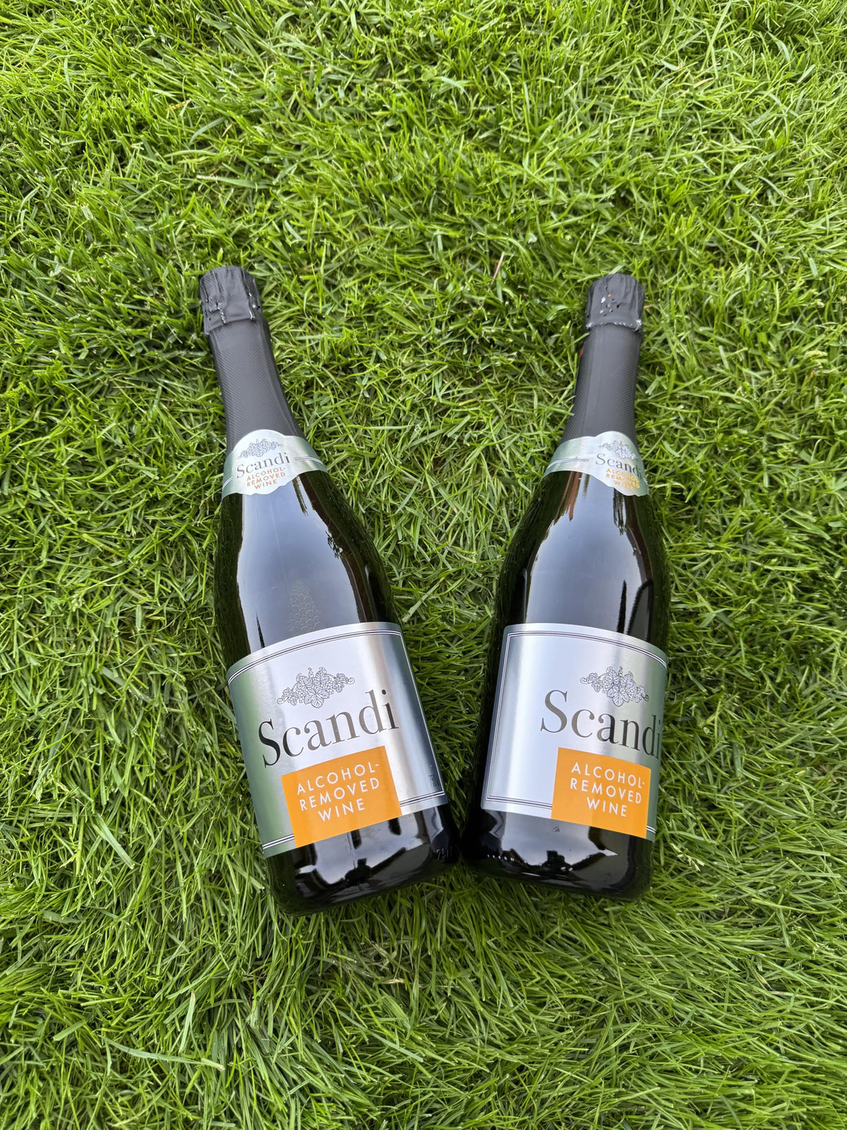 SCANDI BRUT in a flute showing a refined golden hue for elegant toasts.