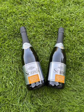 SCANDI BRUT in a flute showing a refined golden hue for elegant toasts.