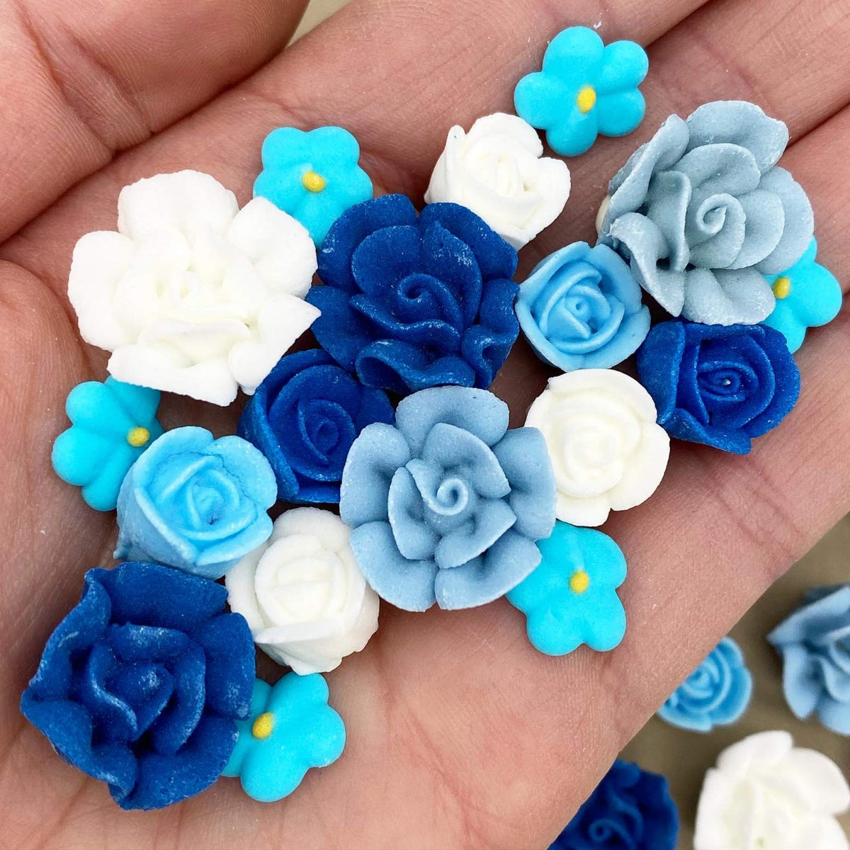 Simply Sucré Azul Bloom icing flowers in blue roses for elegant cake decoration