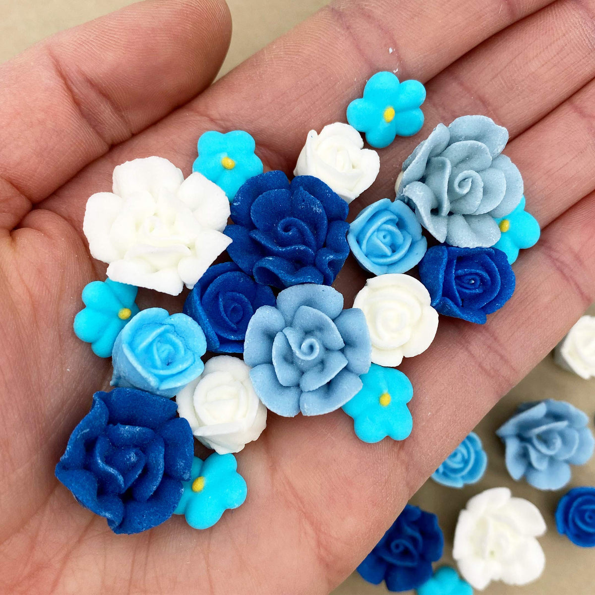 Simply Sucré blue-white mini royal icing flowers ideal for cupcakes and cookies