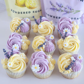Simply Sucré Edible Sugar Flowers: daisies ideal as cake toppers.