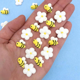 Simply Sucré icing bees and daisies—handmade art to elevate cakes.