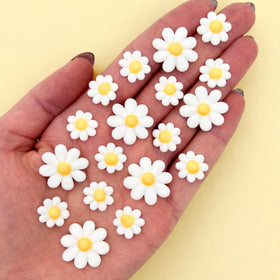 Simply Sucré Icing Daisies add edible floral charm to cakes and cupcakes.