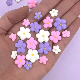 Simply Sucré royal icing blossoms close-up for professional cake decorating touch