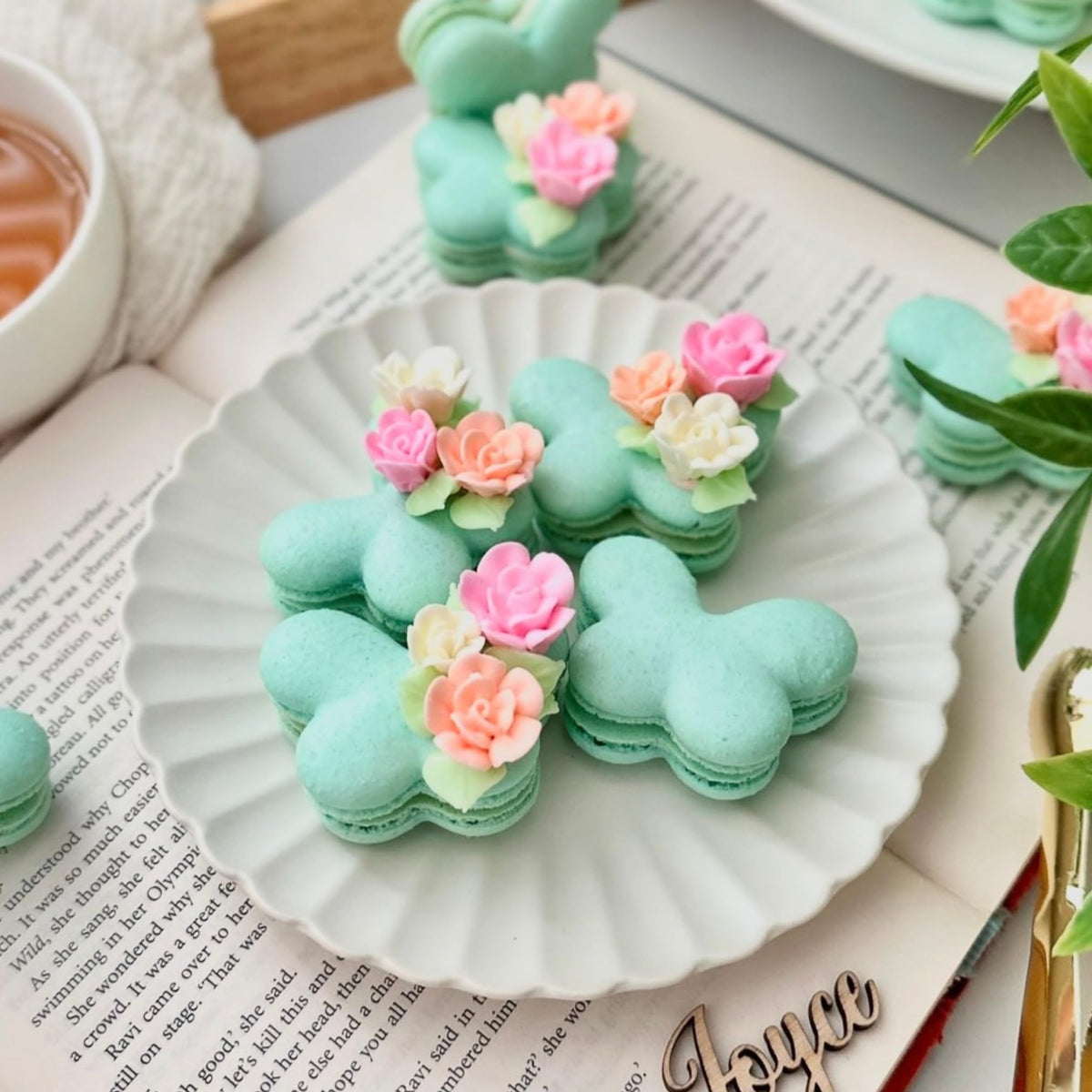 Simply Sucré small edible roses in ivory and pink for cupcakes.