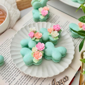 Simply Sucré small edible roses in ivory and pink for cupcakes.