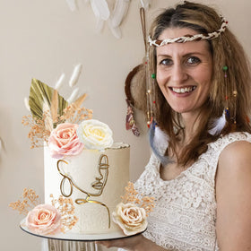 Sinmoe artificial rose topper pairs with florals for bridal cake styling