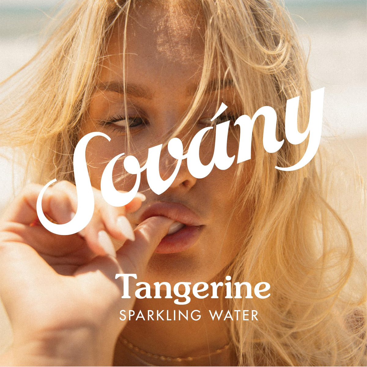 Sovány Tangerine can beside fresh organic tangerines.