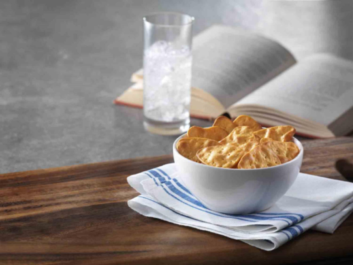 Flame-baked bubbles and char highlight flavor on each crisp.