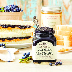 Gift-pack display featuring ready-to-gift Stonewall Kitchen jars