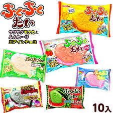 Sugimura-ya taiyaki snack held in hand for easy portion control.