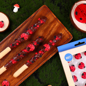 Sujoygar ladybug toppers for cakes and desserts are easy to apply.