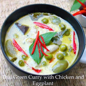 TastePadThai Mae Ploy yellow curry paste jar for warm, aromatic curries.