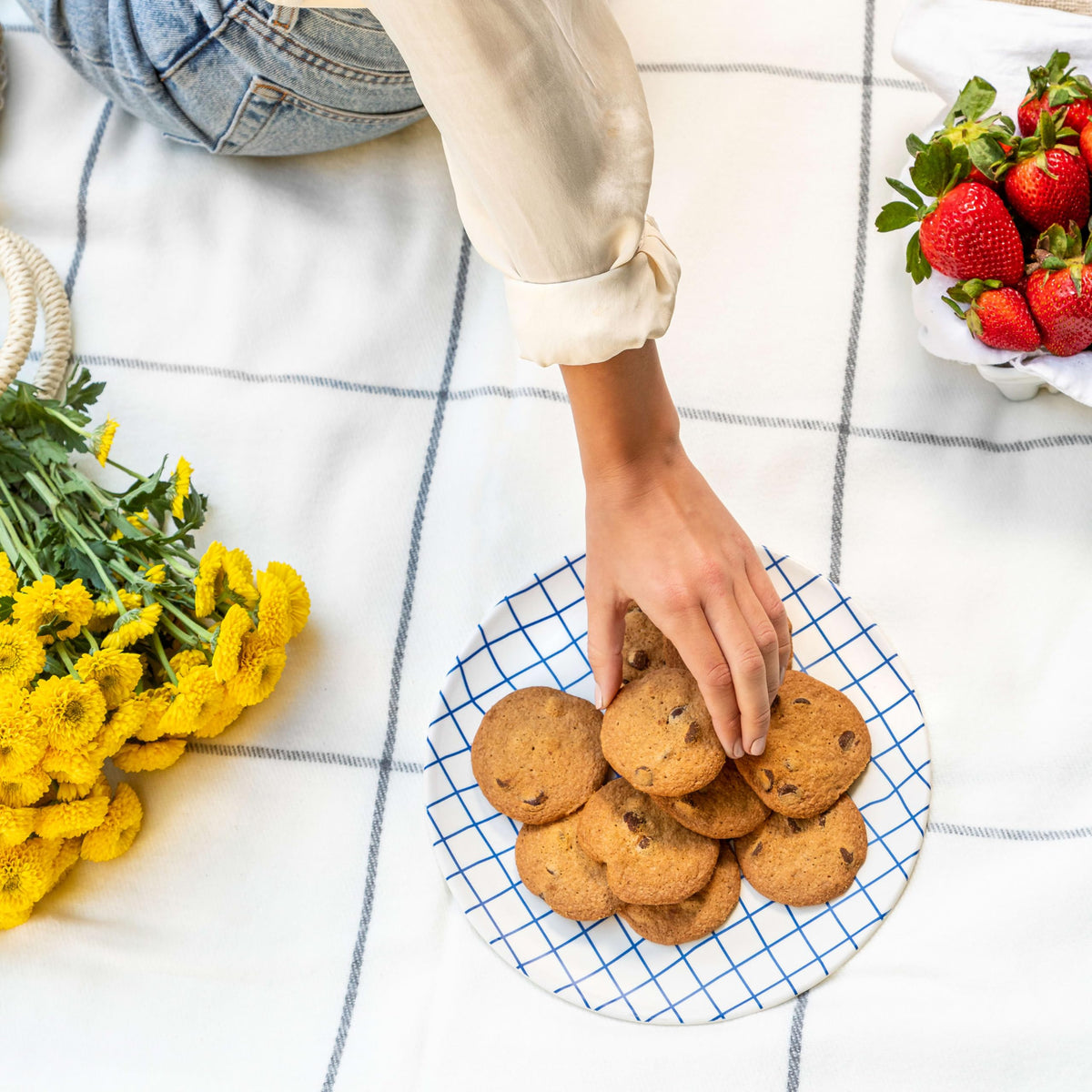 Tate's Bake Shop reclosable bag preserves freshness between snack sessions.