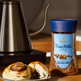 Tchibo Feine Milde Instant Coffee dissolving in hot water, fast, smooth flavor.