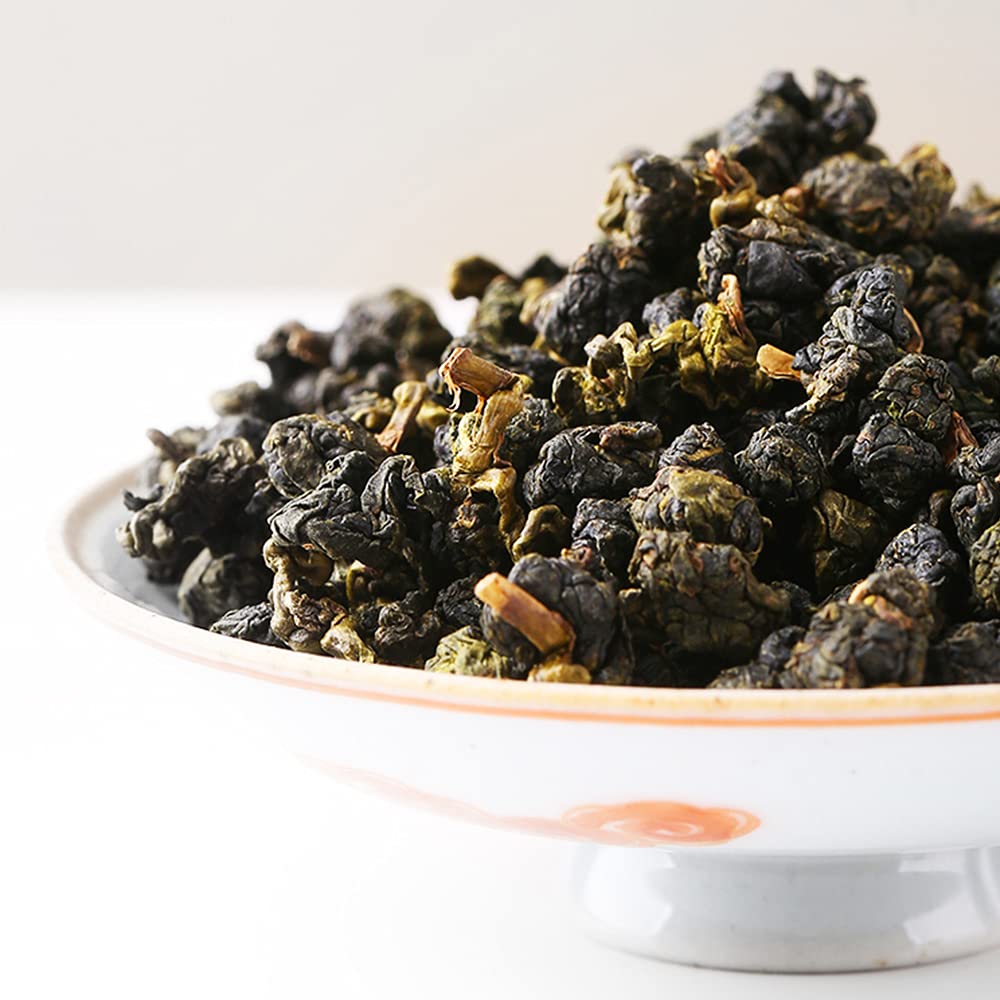 TEARELAE high-mountain oolong tea steeping image hints at delicate sweetness and smooth aroma.