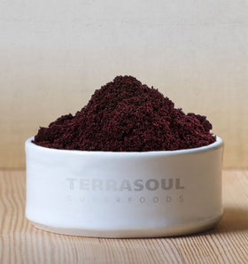 Maqui powder scoop image showing easy portioning for bowls and yogurts.