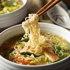 Serving bowl ready with Thai Kitchen garlic-vegetable noodles.