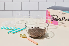 Thoughtfully tea cups, lids, and straws for easy serving.