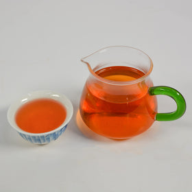 Tian Hu Shan packaging and label reflect a refined gift option for tea lovers.