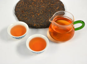 Tian Hu Shan Puerh tea cake pressed surface close-up highlights its neat round shape.