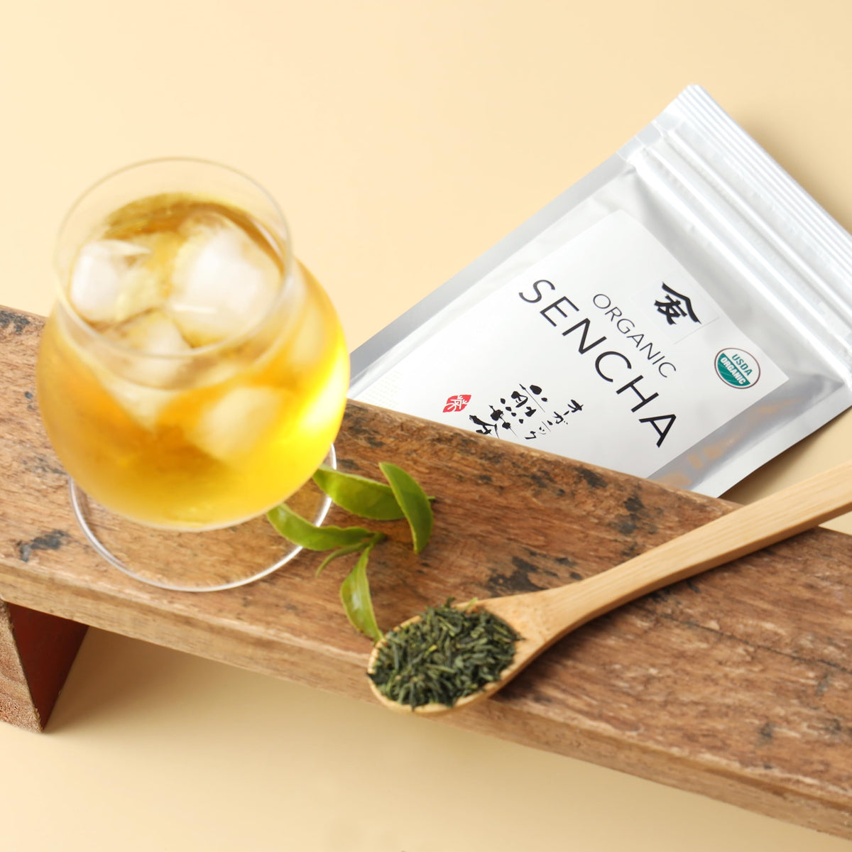 TOMOSAN Organic Sencha being poured hot, delivering a lightly astringent note with lingering sweetness.