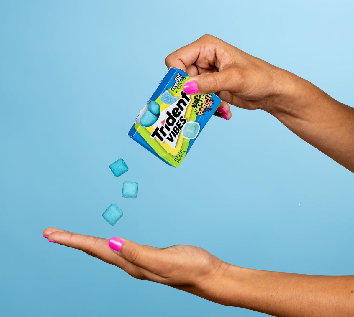 Trident Vibes Blue Raspberry pocket pack ideal for everyday on-the-go moments.