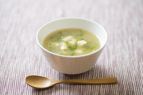 Tsubi Soup travel and office scene highlighting convenient, ready-to-serve miso.