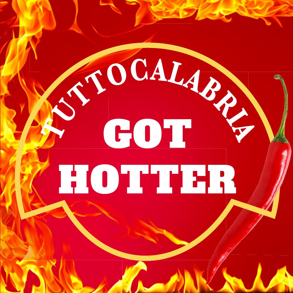 TUTTOCALABRIA hot sauce being poured reveals chunky texture