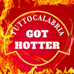 TUTTOCALABRIA hot sauce being poured reveals chunky texture