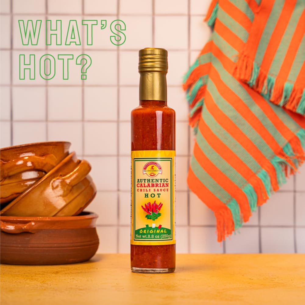 TUTTOCALABRIA sauce being poured, perfect for pasta sauces and quick heat.