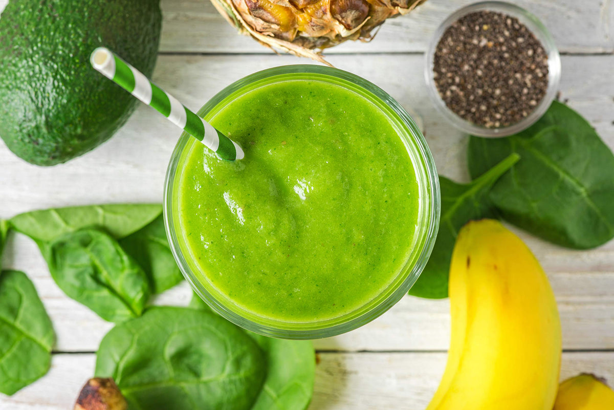 US Wellness Naturals Moringa powder container; vibrant green powder ready to blend.