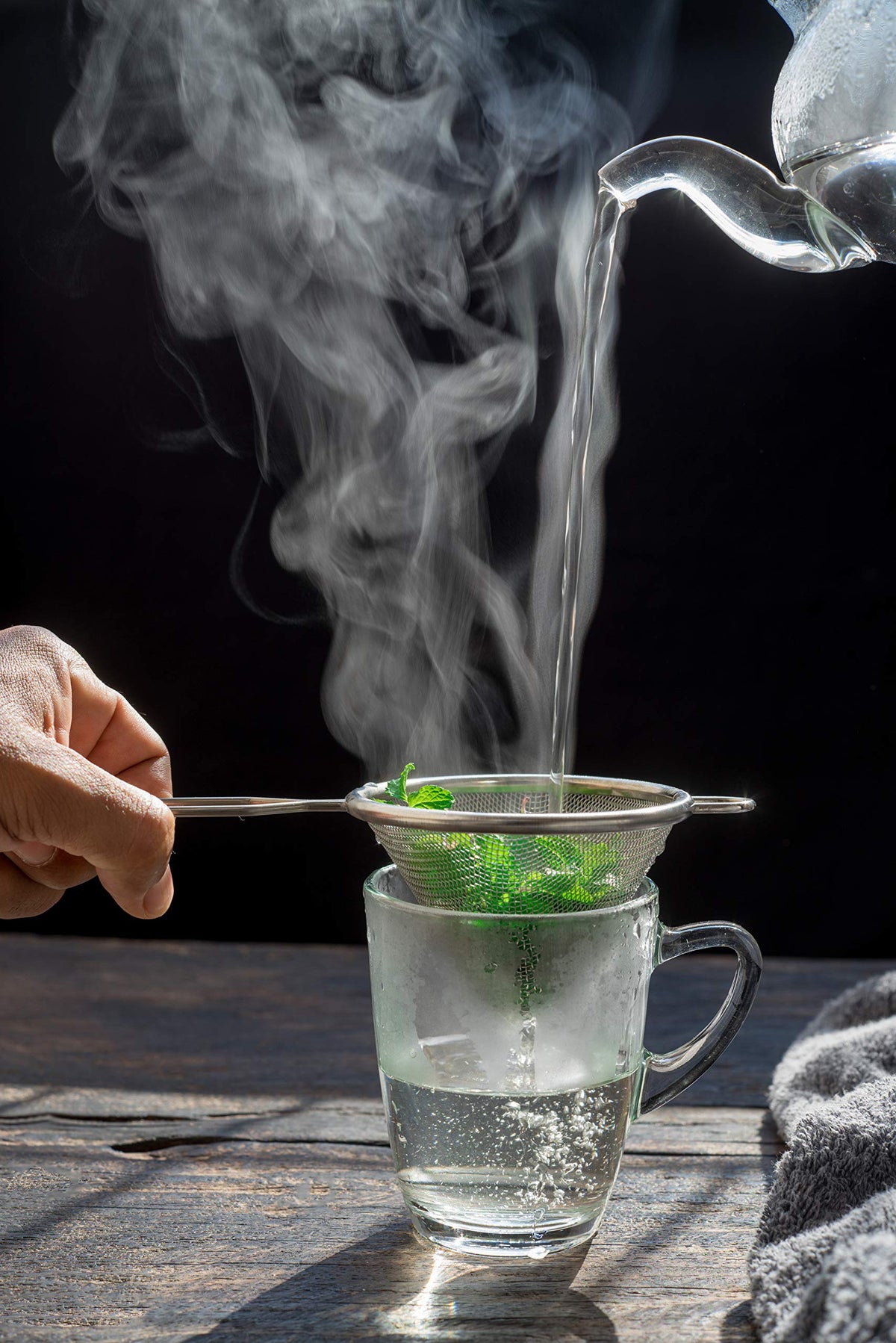 US Wellness Naturals peppermint tea brewing a hot cup with refreshing aroma