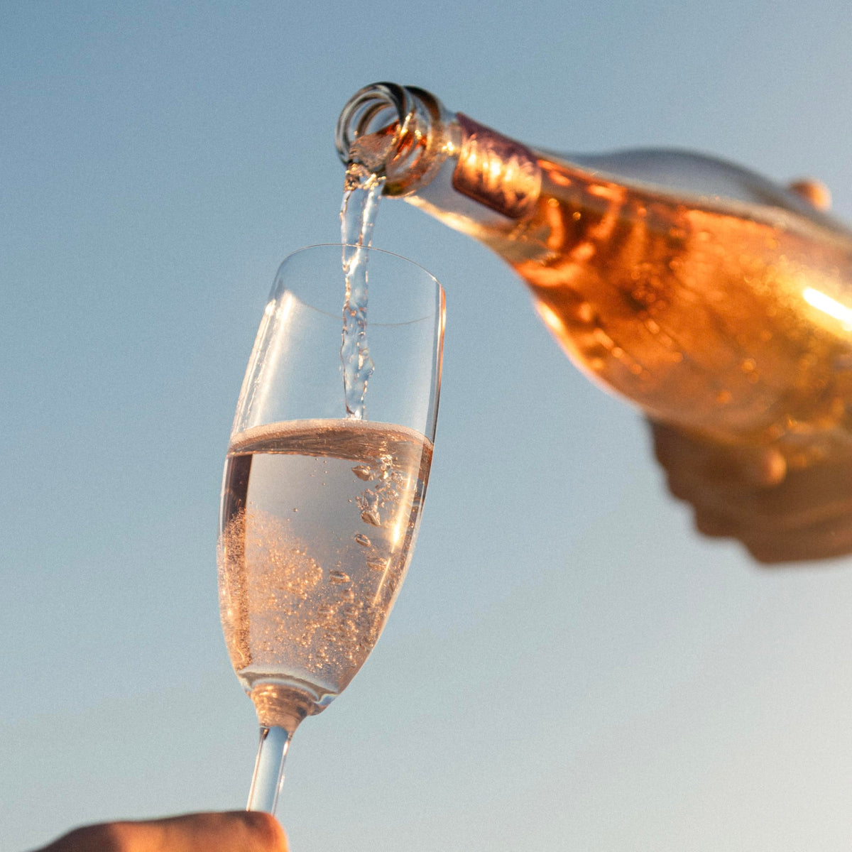 Van Hunks NA rosé bubbles close-up, lively fizz ideal for zero-proof toasts.