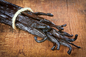 Vanilla Bean Kings kit components including beans, bottle, and instructions