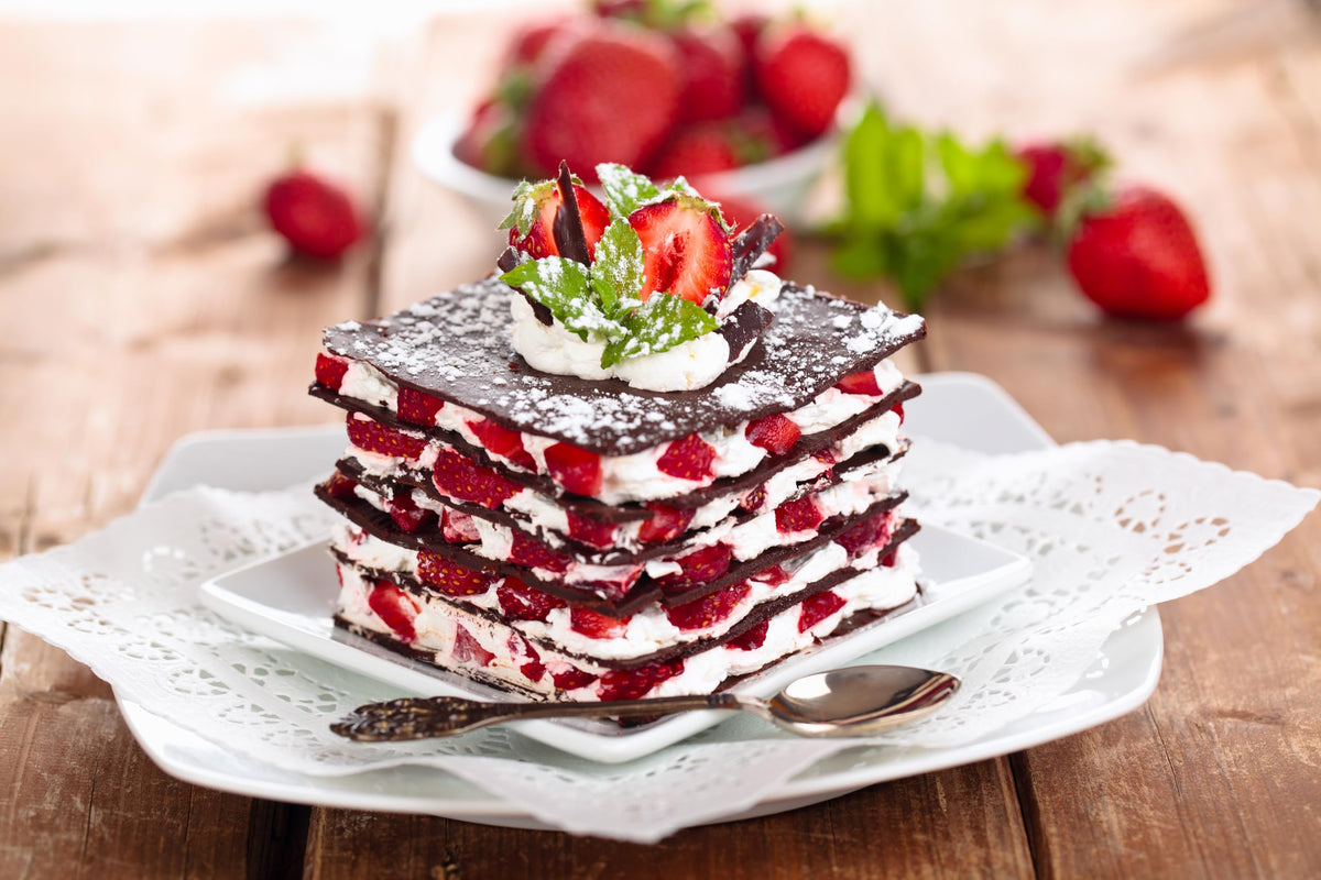 Vanilla Bean Kings Strawberry Extract baking-pan scene suggests versatile use in desserts.