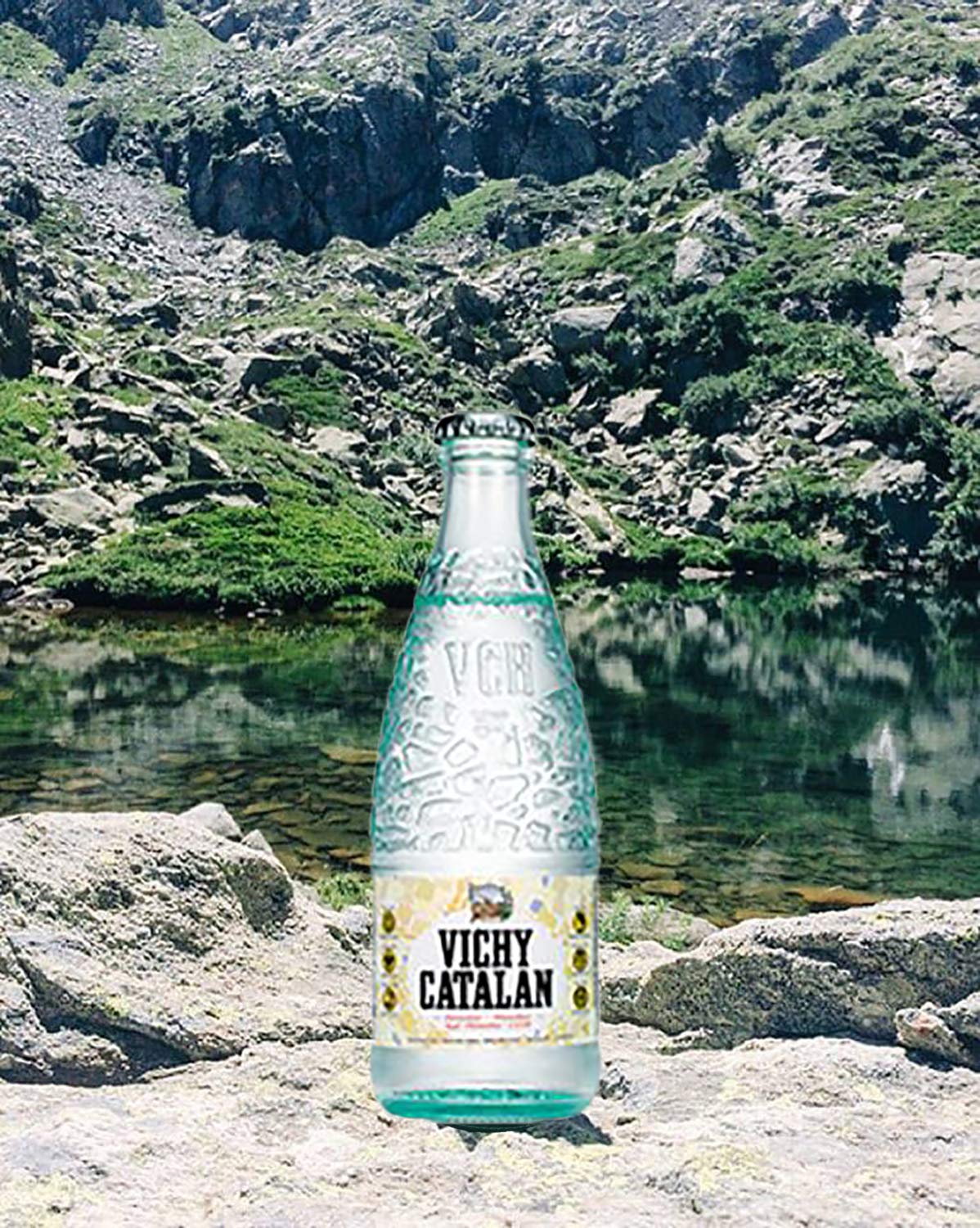 Vichy Catalan being poured into a glass with lively bubbles for hydration.