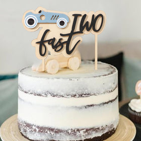 WAUAO racing car decor enhances cake setup and party theme.