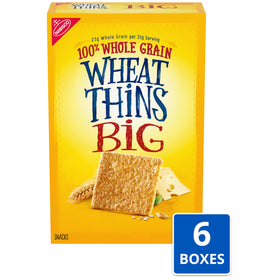 Wheat Thins BIG Snacks crackers junto a una tabla de quesos para entretenimiento