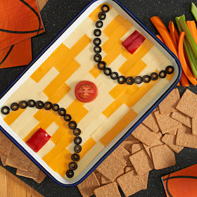 Wheat Thins BIG Snacks crackers sobre una bandeja para dips en la mesa