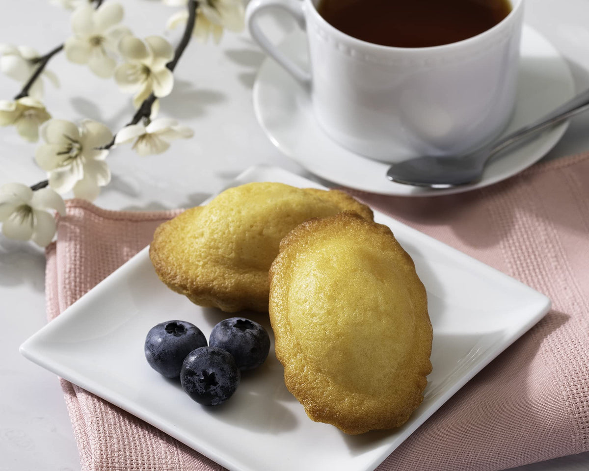 Cookies and cakes in the Gourmet Choice Basket, great for taste-testing at gatherings.