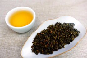 Xin Qing Taiwan Oolong Tea high mountain cup brew offers aromatic, smooth flavor.