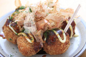 Yamaki Hana-Katsuo flakes finish takoyaki with rich flavor.