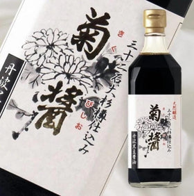 Yamaroku Kiku Bisiho premium soy sauce color signals depth and refined use in dishes.