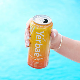 Sparkling bubbles of Yerbaé carbonation emphasizing refreshing energy drink.
