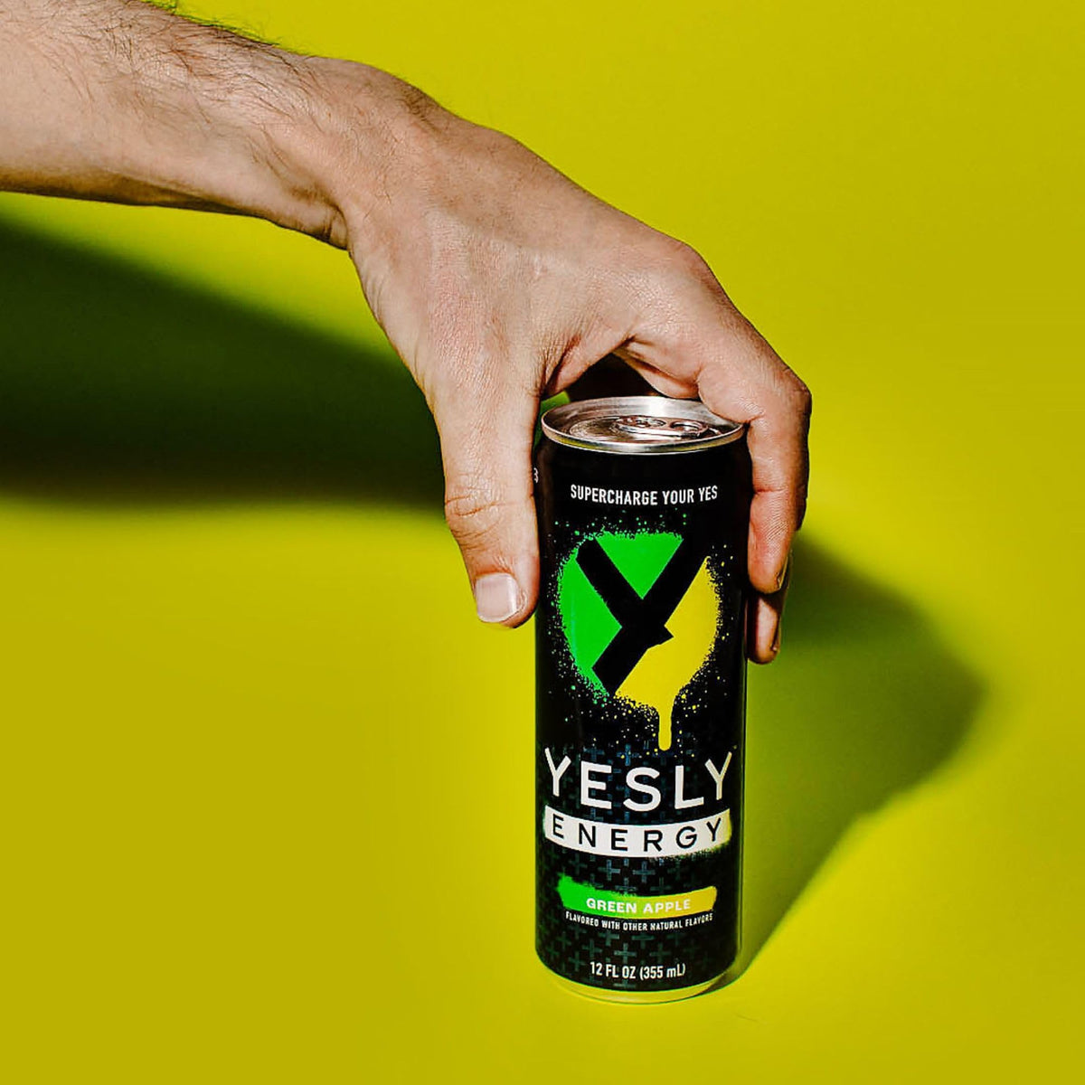 Yesly Energy Green Apple splash capturing fruity aroma and sensory appeal.