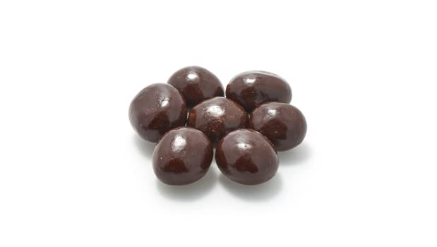 Coffee beans dipped in 60% chocolate for a smooth, crunchy bite.
