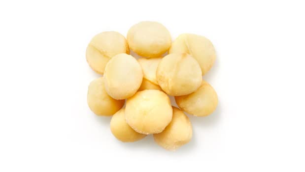 Close-up of creamy texture macadamia nuts from Yupik, perfect for toppings and creamy recipes.