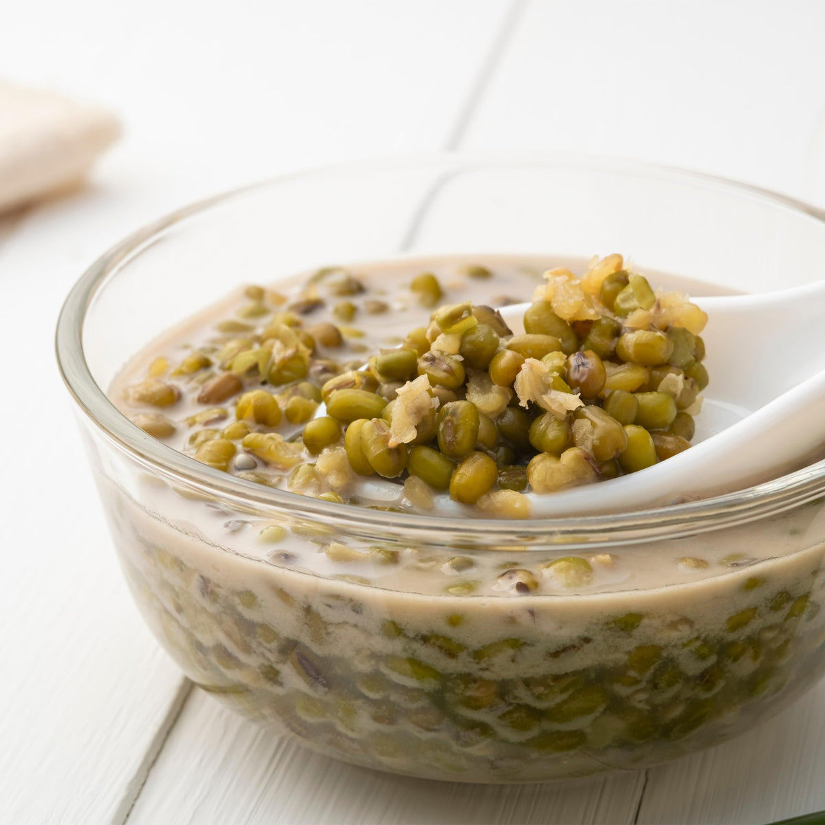 Yupik Organic mung beans sprouts for fresh salads.