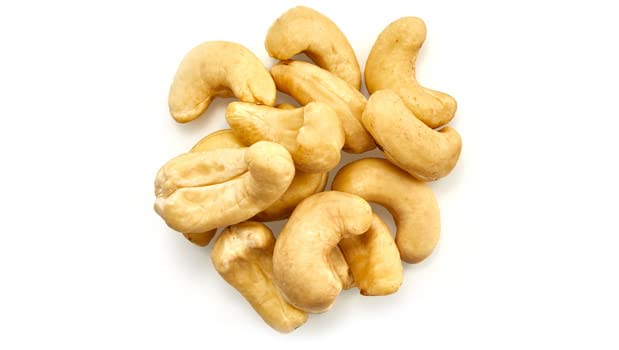 Close-up of Yupik Organic Raw Cashews, creamy texture ready for roasting